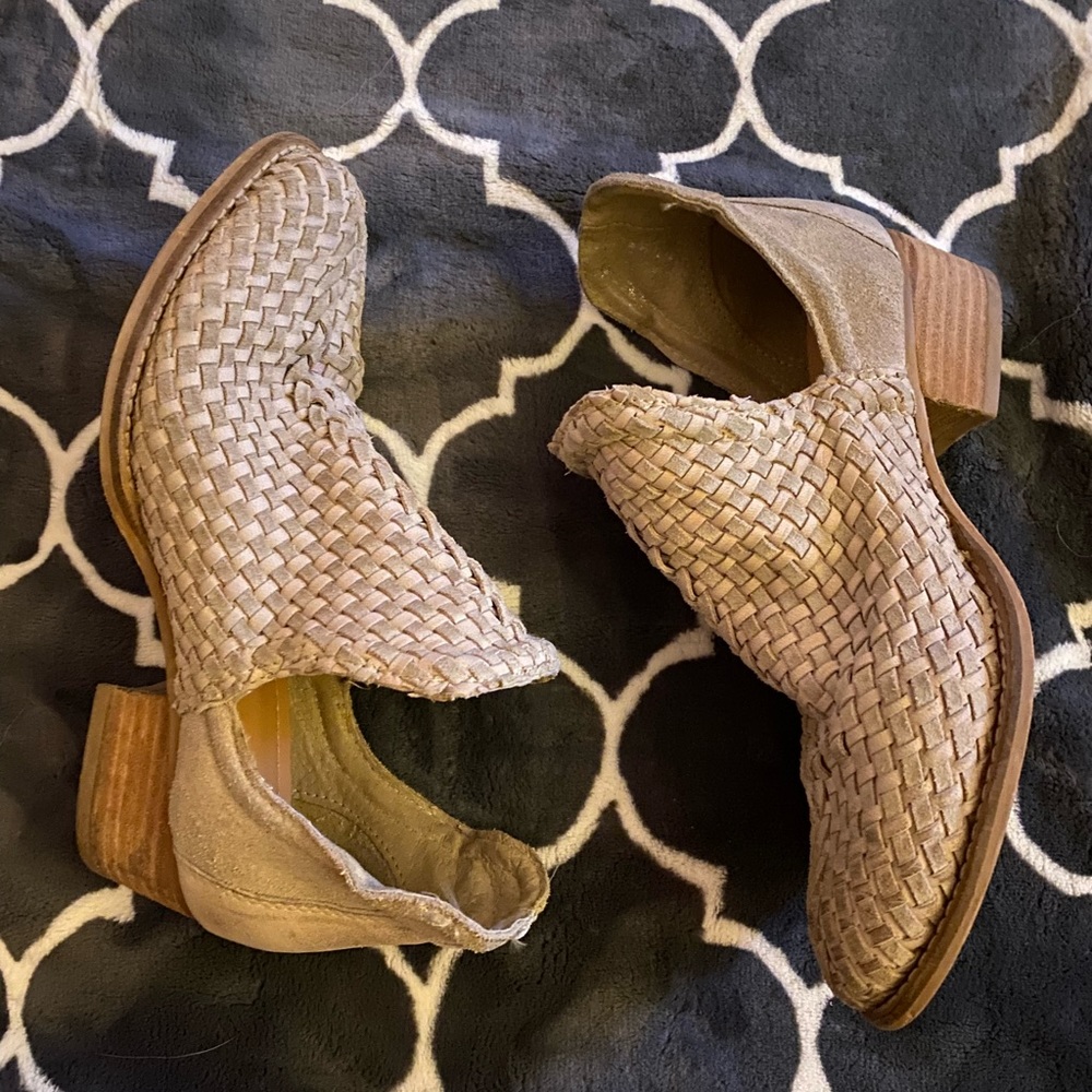 Adorable ankle boots. Size 6. The tops have wire. Comfy but too small for me.